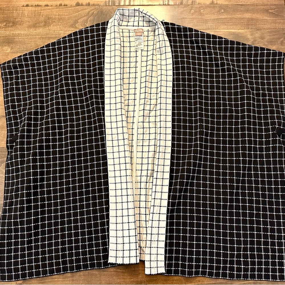 🌟EUC Chico's Black and Off-White Grid Pattern Shawl
